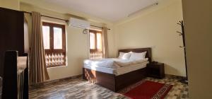 Postel nebo postele na pokoji v ubytování Pashupati View Hotel + 19 fotografií