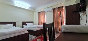 Letto o letti in una camera di Pashupati View Hotel