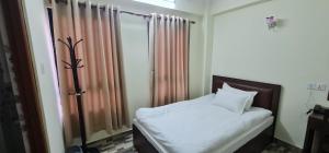Letto o letti in una camera di Pashupati View Hotel