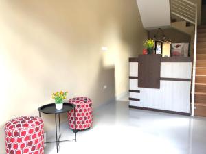 Zimmer mit 2 Stühlen, einem Tisch und einer Theke in der Unterkunft RedDoorz Syariah at Jalan Pangeran Antasari 4 Lampung in Tanjungkarang