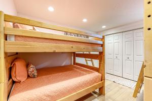 Двох'ярусне ліжко або двоярусні ліжка в номері Retreat in the Pines