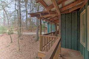 Balkón nebo terasa v ubytování Cozy Conyers Cabin with Fireplace and Pool Table!