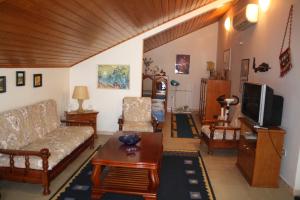 un salon avec un canapé et une télévision dans l'établissement VILLA PEPETO Durres Albania, à Durrës