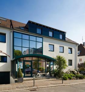 een groot gebouw met een grote glazen gevel bij Hotel Klughardt in Neurenberg