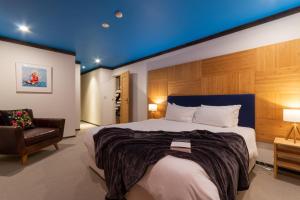 Ένα ή περισσότερα κρεβάτια σε δωμάτιο στο Gustav's Hideaway by H2 Life