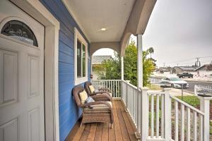 un porche con sillas de mimbre en una casa azul en Stunning Clovis Home about 1 Mile to Old Town!, en Clovis