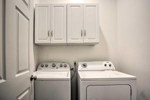 eine weiße Küche mit einem Herd und einer Waschmaschine in der Unterkunft Stunning Clovis Home about 1 Mile to Old Town! in Clovis