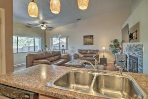 Χώρος καθιστικού στο Pet-Friendly Prescott Townhome with Fireplace!