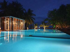 Bazén v ubytování Marakolliya Beach Resort nebo v jeho okolí