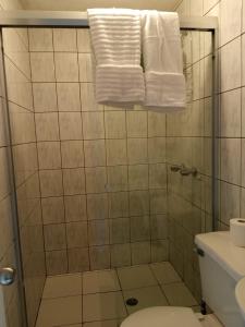 Kylpyhuone majoituspaikassa Otay 2 bedroom condo