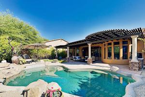 - une piscine dans une cour avec une maison dans l'établissement Mesa Villa Heated Pool, Fire Pit and Golfing!, à Leisure World