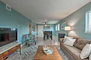 een woonkamer met een bank en een tv bij Unit Nestled in Beachfront Hilton Head Resort in Hilton Head Island