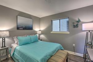 sypialnia z łóżkiem i dwoma oknami w obiekcie Pools and Sundeck Beachfront Hilton Head Condo! w mieście Hilton Head Island +30 zdjęć