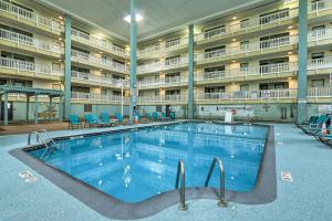 kryty basen w dużym budynku apartamentowym w obiekcie Pools and Sundeck Beachfront Hilton Head Condo! w mieście Hilton Head Island