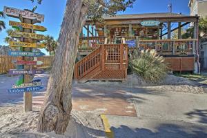 kilka znaków ulicznych przed budynkiem w obiekcie Pools and Sundeck Beachfront Hilton Head Condo! w mieście Hilton Head Island