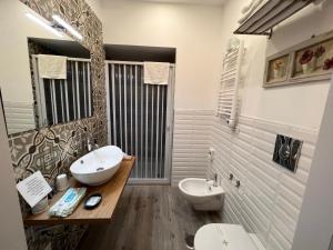 拿坡里的住宿－b&b don Mimì，一间带两个盥洗盆和卫生间的浴室