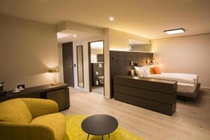 温特图尔Boutique Hotel Sonne Seuzach的配有床和沙发的酒店房间