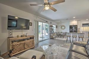 Bright Venice Townhome with Screened-In Porch!
