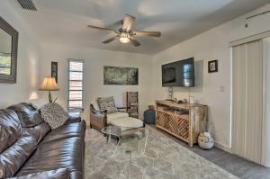 Bright Venice Townhome with Screened-In Porch!