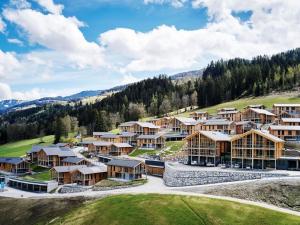 una vista aerea di un resort con montagne sullo sfondo di Luxury chalet with pool and sauna by the ski lift a Ennsling