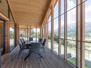 Fotografie z fotogalerie ubytování Chalet with warm pool on terrace v destinaci Ennsling