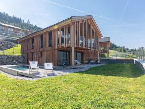 Fotografie z fotogalerie ubytování Chalet with warm pool on terrace v destinaci Ennsling