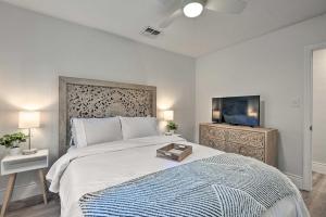 The Melrose Sarasota with Large Private Lanai客房内的一张或多张床位