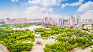 uma vista aérea de um parque numa cidade em 济宁银座佳悦精选酒店 em Jining