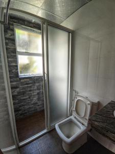 un piccolo bagno con servizi igienici e finestra di Pigeons Nest a Nuwara Eliya