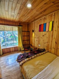 una camera con un letto in una stanza con pareti in legno di Pigeons Nest a Nuwara Eliya