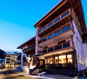 un edificio con ventanas y escaleras delante en Hotel Grieserin en Sankt Anton am Arlberg