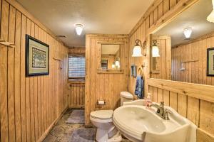 Bilik mandi di St Johns River Canal Home with Grill! +26 gambar