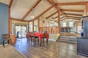 eine Küche und ein Esszimmer mit einem Tisch und Stühlen in der Unterkunft Yosemite Home with Deck Less Than 4 Mi to Bass Lake! in Oakhurst