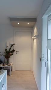 ウーディネにあるAppartamento Artの白いドア