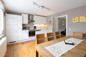 a kitchen and dining room with a table and chairs at Trailrock Lodge in Dahn