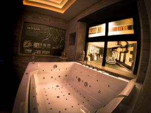 una gran bañera blanca en una habitación con ventana en Il Gladiatore, en Roma