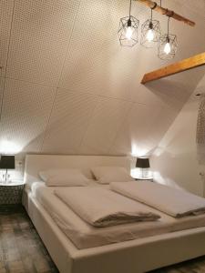 1 cama blanca en una habitación con 2 lámparas en Alice nahe EuropaPark Rulantica, en Kappel-Grafenhausen