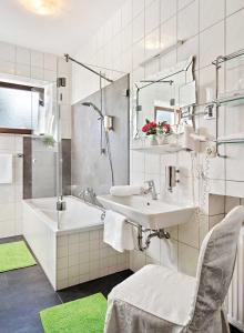 Koupelna v ubytování Hotel Liebl + 37 fotografií