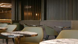 Ein Restaurant oder anderes Speiselokal in der Unterkunft Howard Hotel Paris Orly Airport 