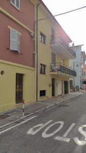 uma rua vazia ao lado de um edifício com um sinal de stop em Appartamento Marcella a due passi dal mare em Marcelli