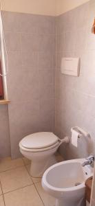 een badkamer met een toilet en een wastafel bij Appartamento Marcella a due passi dal mare in Marcelli