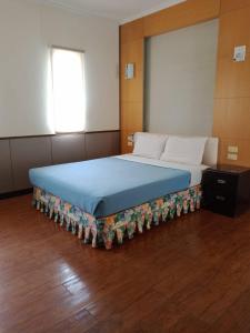 Hsin-hsien-ts'un的住宿－富仙境，一间卧室配有一张带蓝色毯子的大床
