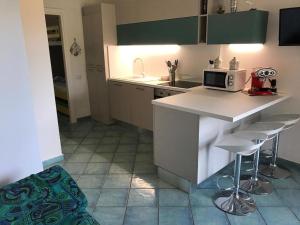 Кухня или мини-кухня в Pelosa - Capo Falcone Excellent Apartment
