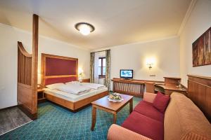 Postel nebo postele na pokoji v ubytování Hotel zur Post