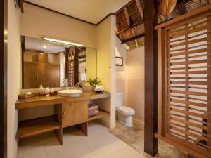 Koupelna v ubytování Alam Anda Ocean Front Resort & Spa CHSE Certified