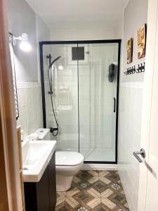 W łazience znajduje się prysznic, toaleta i umywalka. w obiekcie Apartamento Rural La Cascada de Calmarza w mieście Calmarza