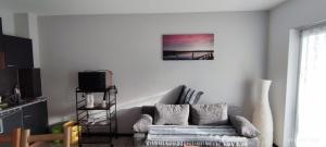 sala de estar con sofá y una foto en la pared en Pension und Ferienwohnung Walther, en Storkow