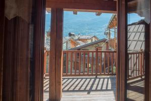 una puerta abierta a un balcón con vistas en Mont Blanc Apartments, en Morgex
