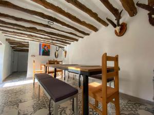 comedor con mesa de madera y sillas en Casa rural La Hidalga, en Sierro