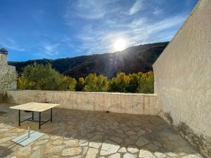 una mesa en un patio con vistas a la montaña en Casa rural La Hidalga, en Sierro